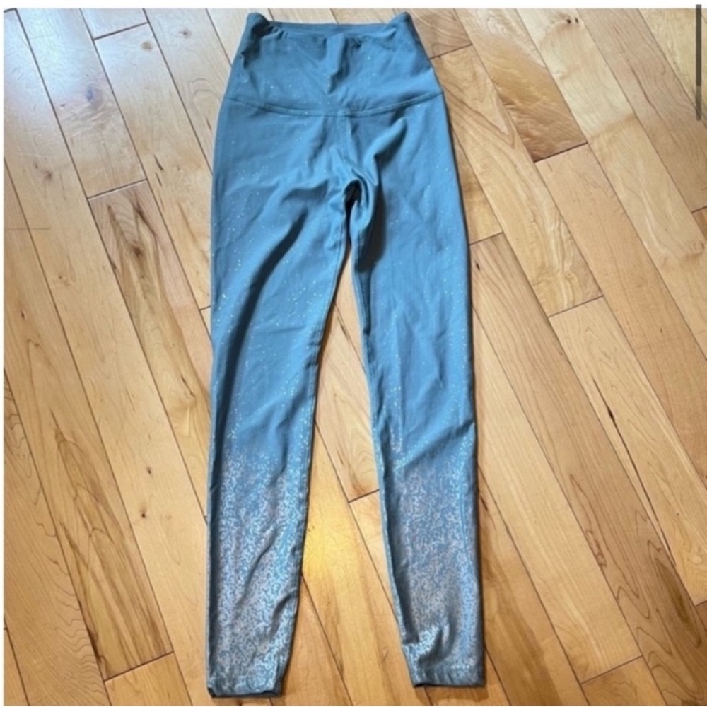 Beyond Yoga gray/blue and rose gold metallic high rise leggings size small